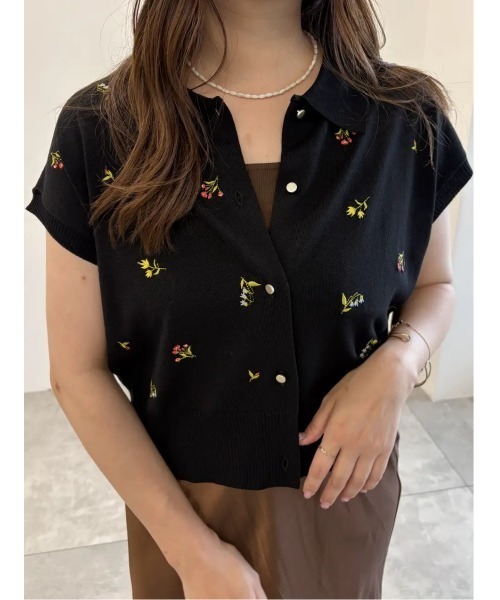 Te chichi(テチチ)の「フラワー刺繍ポロカラーニット(ニット/セーター・レディース・ブラック/カーキ/グレー・F)」の12枚目の写真