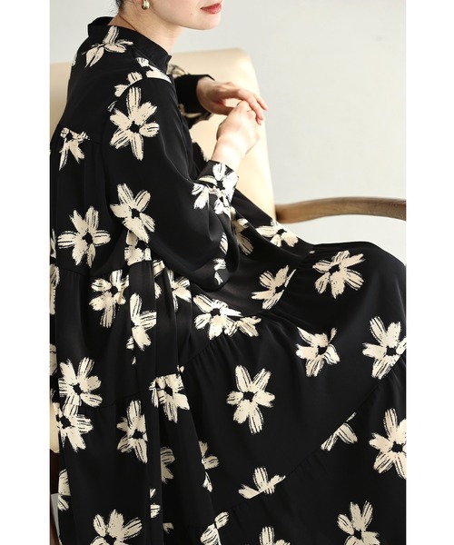 cawaii(カワイイ)の「ペイントアートの花咲くロングワンピース(紐ベルト付き)(ワンピース・レディース・ブラック・FREE)」の1枚目の写真