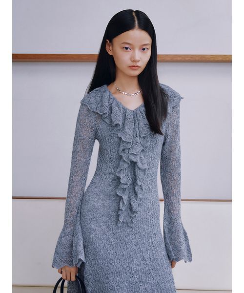 LILY BROWN(リリーブラウン)の「フロントフリルニットワンピース(ワンピース・レディース・アイボリー/ブルー/チャコールグレー・F)」の2枚目の写真