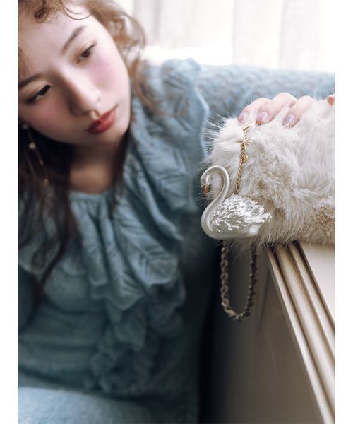 LILY BROWN(リリーブラウン)の「フロントフリルニットワンピース(ワンピース・レディース・アイボリー/ブルー/チャコールグレー・F)」の7枚目の写真