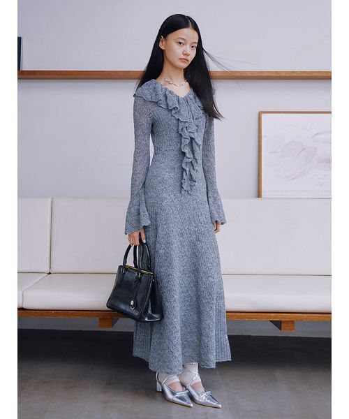 LILY BROWN(リリーブラウン)の「フロントフリルニットワンピース(ワンピース・レディース・アイボリー/ブルー/チャコールグレー・F)」の8枚目の写真