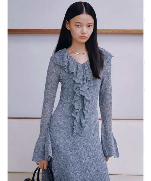 LILY BROWN(リリーブラウン)の「フロントフリルニットワンピース(ワンピース・レディース・アイボリー/ブルー/チャコールグレー・F)」の9枚目の写真