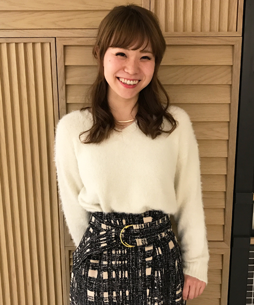 mysty woman（ミスティウーマン）の「フェザーヤーンVネックシャギーニット（ニット/セーター・レディース・アイボリー/ブル－グレ－/ピンクベージュ/ライトピンク・FREE）」の2枚目の写真