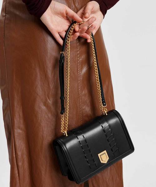 CHARLES & KEITH(チャールズ & キース)の「ウエーブディテールクロスボディバッグ / WEAVE DETAIL CROSSBODY BAG(ショルダーバッグ・レディース・ブラック/ブルー/ライトピンク/レンガ・S)」の5枚目の写真