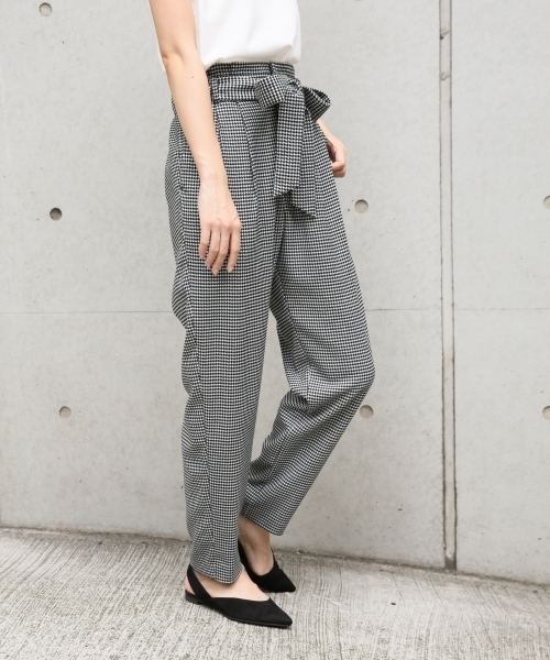 LOWRYS FARM（ローリーズファーム）の「リボンテーパードパンツ 806866（その他パンツ・レディース・ブラック/ベージュ/ネイビー/ブラウン/ブラック系その他・MEDIUM/LARGE）」の2枚目の写真