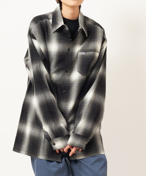 Cal Top(キャルトップ)の「OMBRE CHECK L/S SHIRTS(シャツ/ブラウス・レディース・ネイビー/ブラウン/レッド/グリーン/ブラック×グレー/ブラック×ホワイト/グレー×ホワイト/ロイヤルブルー/サックスブルー/ネイビー×ホワイト/グレー系その他・S/M/L/XL)」の4枚目の写真