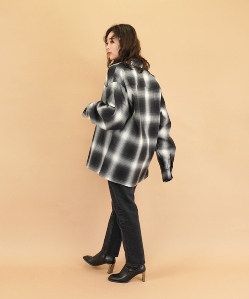 Cal Top(キャルトップ)の「OMBRE CHECK L/S SHIRTS(シャツ/ブラウス・レディース・ネイビー/ブラウン/レッド/グリーン/ブラック×グレー/ブラック×ホワイト/グレー×ホワイト/ロイヤルブルー/サックスブルー/ネイビー×ホワイト/グレー系その他・S/M/L/XL)」の13枚目の写真