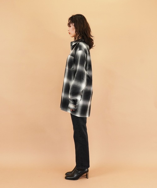 Cal Top(キャルトップ)の「OMBRE CHECK L/S SHIRTS(シャツ/ブラウス・レディース・ネイビー/ブラウン/レッド/グリーン/ブラック×グレー/ブラック×ホワイト/グレー×ホワイト/ロイヤルブルー/サックスブルー/ネイビー×ホワイト/グレー系その他・S/M/L/XL)」の14枚目の写真