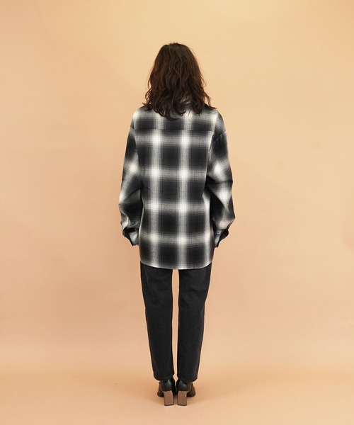 Cal Top(キャルトップ)の「OMBRE CHECK L/S SHIRTS(シャツ/ブラウス・レディース・ネイビー/ブラウン/レッド/グリーン/ブラック×グレー/ブラック×ホワイト/グレー×ホワイト/ロイヤルブルー/サックスブルー/ネイビー×ホワイト/グレー系その他・S/M/L/XL)」の15枚目の写真