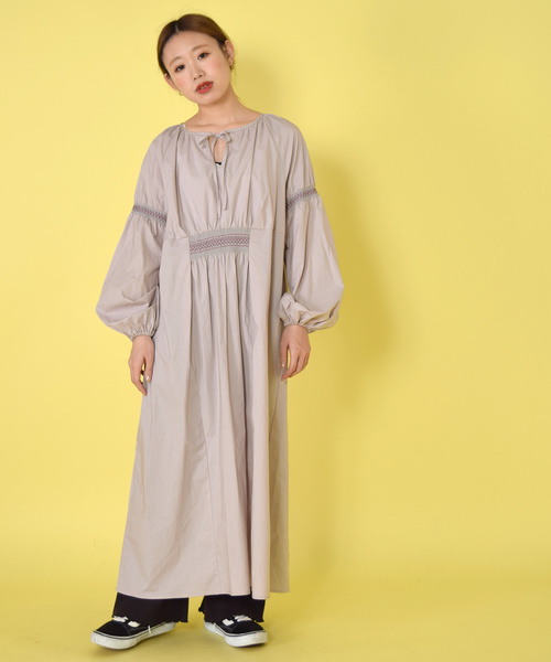 w closet(ダブルクローゼット)の「シャーリング刺繍リボン付き長袖ワンピース(ワンピース・レディース・キナリ/ラベンダー/ベージュ・FREE)」の3枚目の写真