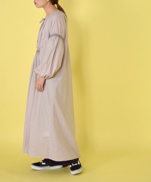 w closet(ダブルクローゼット)の「シャーリング刺繍リボン付き長袖ワンピース(ワンピース・レディース・キナリ/ラベンダー/ベージュ・FREE)」の5枚目の写真