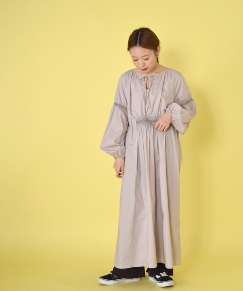 w closet(ダブルクローゼット)の「シャーリング刺繍リボン付き長袖ワンピース(ワンピース・レディース・キナリ/ラベンダー/ベージュ・FREE)」の8枚目の写真