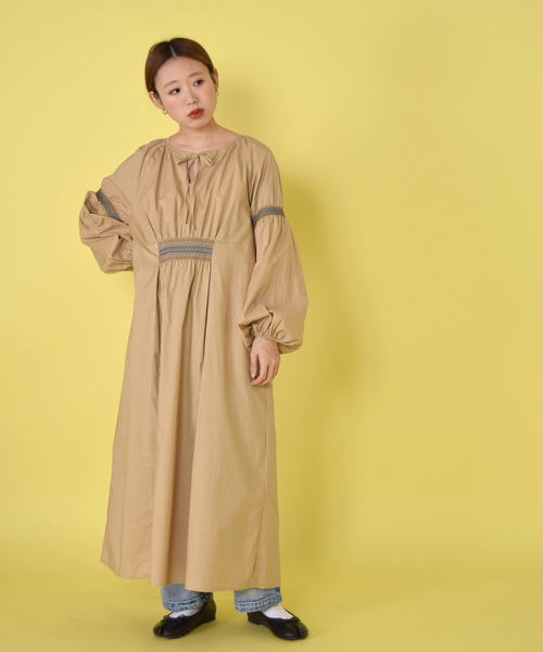 w closet(ダブルクローゼット)の「シャーリング刺繍リボン付き長袖ワンピース(ワンピース・レディース・キナリ/ラベンダー/ベージュ・FREE)」の9枚目の写真