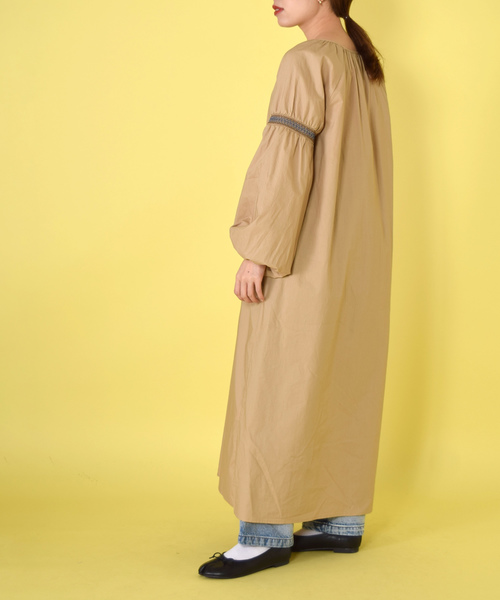 w closet(ダブルクローゼット)の「シャーリング刺繍リボン付き長袖ワンピース(ワンピース・レディース・キナリ/ラベンダー/ベージュ・FREE)」の10枚目の写真