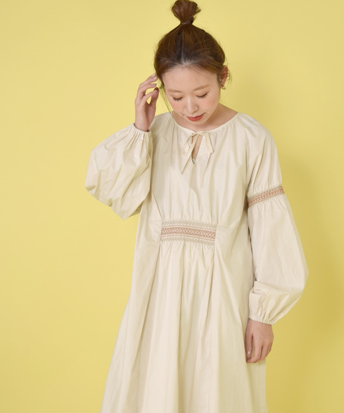 w closet(ダブルクローゼット)の「シャーリング刺繍リボン付き長袖ワンピース(ワンピース・レディース・キナリ/ラベンダー/ベージュ・FREE)」の16枚目の写真