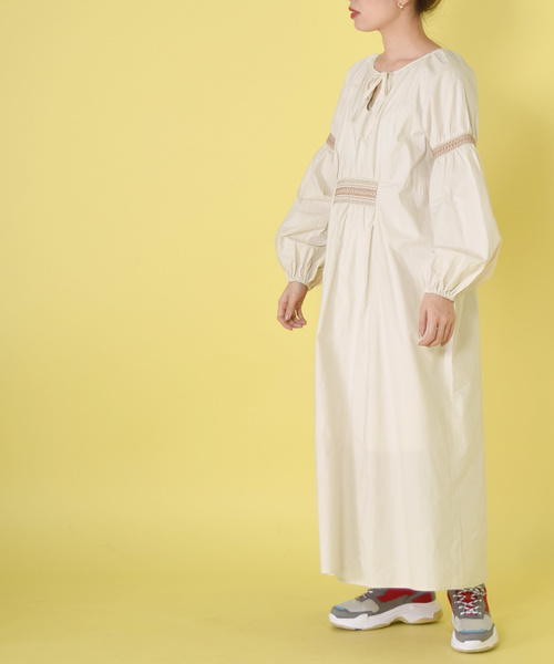 w closet(ダブルクローゼット)の「シャーリング刺繍リボン付き長袖ワンピース(ワンピース・レディース・キナリ/ラベンダー/ベージュ・FREE)」の17枚目の写真