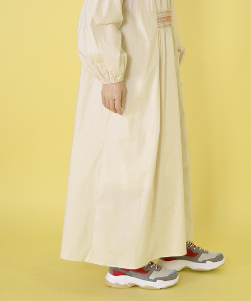 w closet(ダブルクローゼット)の「シャーリング刺繍リボン付き長袖ワンピース(ワンピース・レディース・キナリ/ラベンダー/ベージュ・FREE)」の19枚目の写真