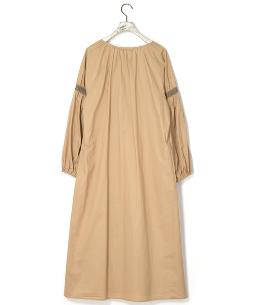 w closet(ダブルクローゼット)の「シャーリング刺繍リボン付き長袖ワンピース(ワンピース・レディース・キナリ/ラベンダー/ベージュ・FREE)」の21枚目の写真