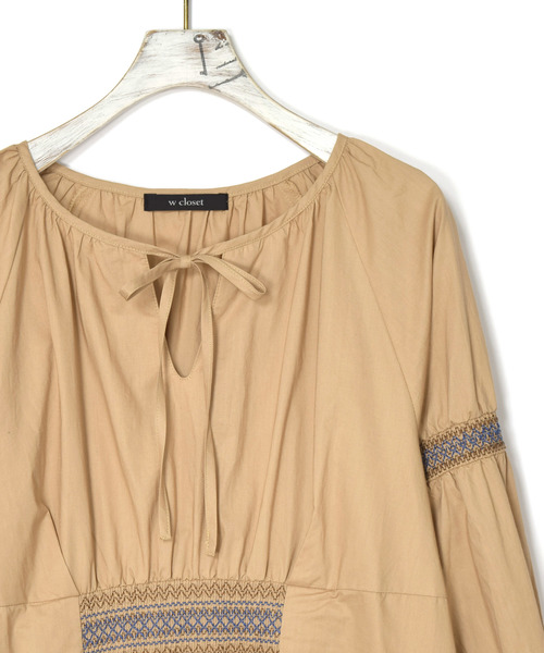 w closet(ダブルクローゼット)の「シャーリング刺繍リボン付き長袖ワンピース(ワンピース・レディース・キナリ/ラベンダー/ベージュ・FREE)」の22枚目の写真