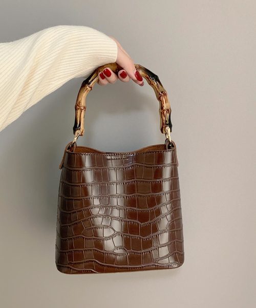 KOBE LETTUCE（コウベレタス）の「ミニポーチ付きバンブーハンドル2wayショルダーバッグ（ショルダーバッグ・レディース・ブラック/ボルドー/ブラウン系その他/ベージュ系その他/グレイッシュベージュ・FREE）」の3枚目の写真