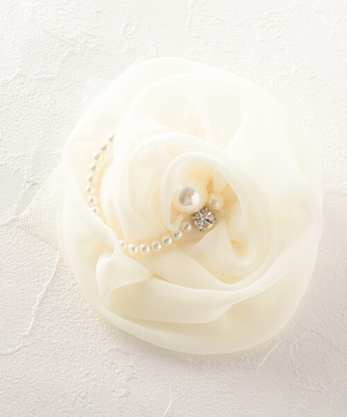 SHOO・LA・RUE（シューラルー）の「【入卒/セレモニー】チュールローズコサージュ（ブローチ/コサージュ・レディース・ネイビー/アイボリー/ピンク系/ピンク系5/アイボリー系/グレー系/グレー系1/ピンク系6/ホワイト系4/ネイビー系1/ホワイト系5/ネイビー系2/ピンク系7/グレー系2・00）」の3枚目の写真