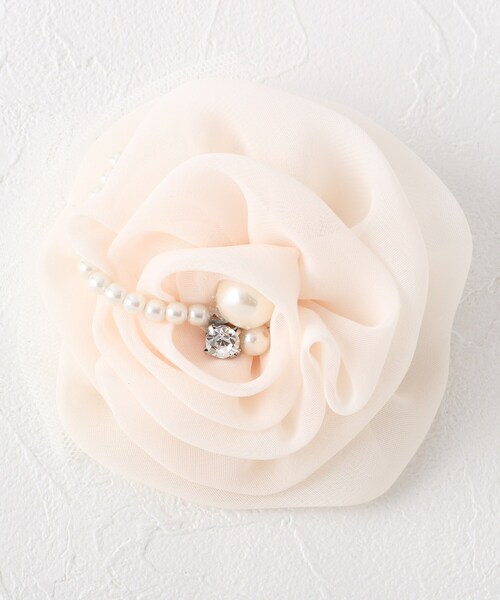 SHOO・LA・RUE（シューラルー）の「【入卒/セレモニー】チュールローズコサージュ（ブローチ/コサージュ・レディース・ネイビー/アイボリー/ピンク系/ピンク系5/アイボリー系/グレー系/グレー系1/ピンク系6/ホワイト系4/ネイビー系1/ホワイト系5/ネイビー系2/ピンク系7/グレー系2・00）」の2枚目の写真
