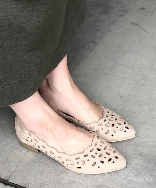 RiiiKa(リーカ)の「カットワークポインテッドトゥパンプス ブロックヒール【RiiiKa/リーカ】(パンプス・レディース・ブラック/ベージュ/ネイビー/グレー・LL/S/M/L)」の2枚目の写真