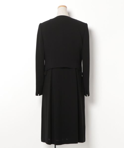 MONOIR(モノワール)の「濃染加工アンサンブル(ジャケットワンピース)(アンサンブル・レディース・ブラック・11号/9号/7号)」の4枚目の写真