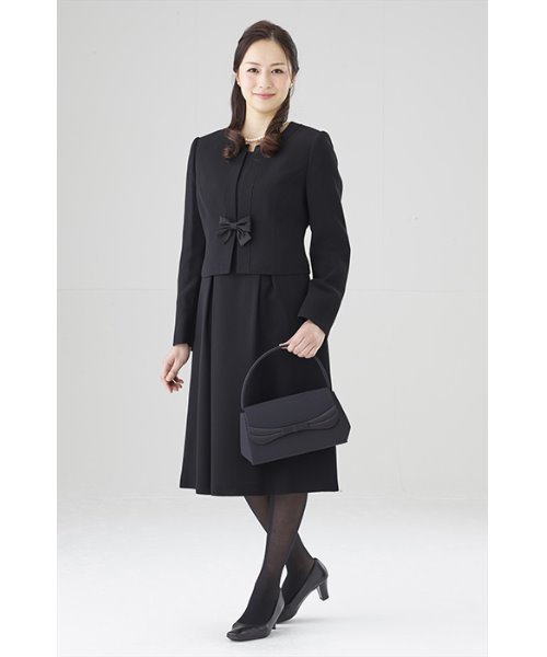 MONOIR(モノワール)の「濃染加工アンサンブル(ジャケットワンピース)(アンサンブル・レディース・ブラック・11号/9号/7号)」の1枚目の写真
