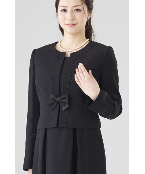 MONOIR(モノワール)の「濃染加工アンサンブル(ジャケットワンピース)(アンサンブル・レディース・ブラック・11号/9号/7号)」の2枚目の写真