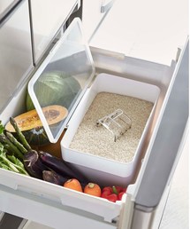 212 KITCHEN STORE（トゥワントゥキッチンストア）の「密閉シンク下米ビツ 5kg 計量カップ付 山崎実業 ＜tower タワー＞（キッチンツール）」