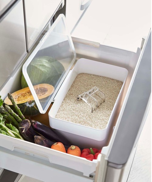 212 KITCHEN STORE（トゥワントゥキッチンストア）の「密閉シンク下米ビツ 5kg 計量カップ付 山崎実業 ＜tower タワー＞（キッチンツール・レディース・その他・00）」の2枚目の写真