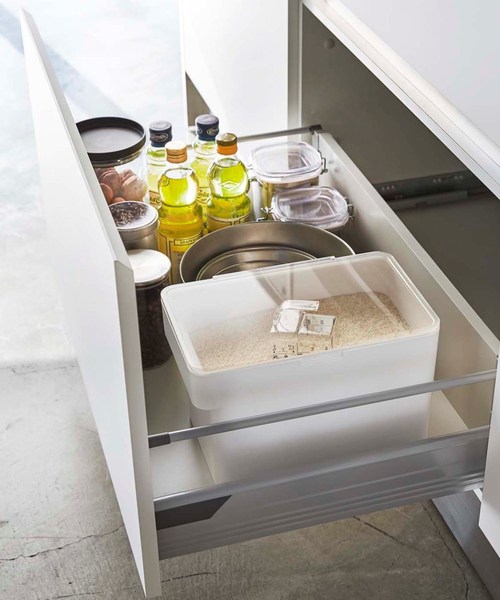 212 KITCHEN STORE（トゥワントゥキッチンストア）の「密閉シンク下米ビツ 5kg 計量カップ付 山崎実業 ＜tower タワー＞（キッチンツール・レディース・その他・00）」の3枚目の写真