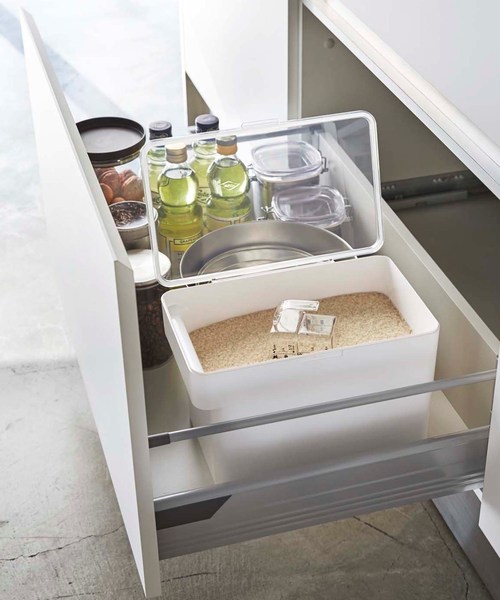 212 KITCHEN STORE（トゥワントゥキッチンストア）の「密閉シンク下米ビツ 5kg 計量カップ付 山崎実業 ＜tower タワー＞（キッチンツール・レディース・その他・00）」の4枚目の写真