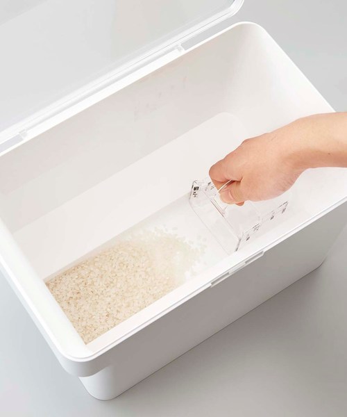 212 KITCHEN STORE（トゥワントゥキッチンストア）の「密閉シンク下米ビツ 5kg 計量カップ付 山崎実業 ＜tower タワー＞（キッチンツール・レディース・その他・00）」の9枚目の写真