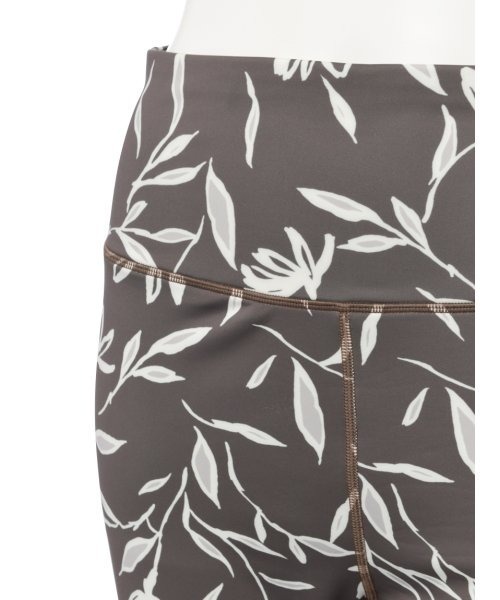 emmi atelier - ★新品★  emmi yoga パウダリーフラワー ブラトップ+レギンス emmi（エミ）の「【emmi yoga】online限定パウダリーフラワー
