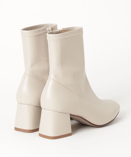 artemis by DIANA（アルテミスバイダイアナ）の「チャンキーヒールストレッチショートブーツ（ブーツ・レディース・ベージュ・L/M/XL/S）」の2枚目の写真