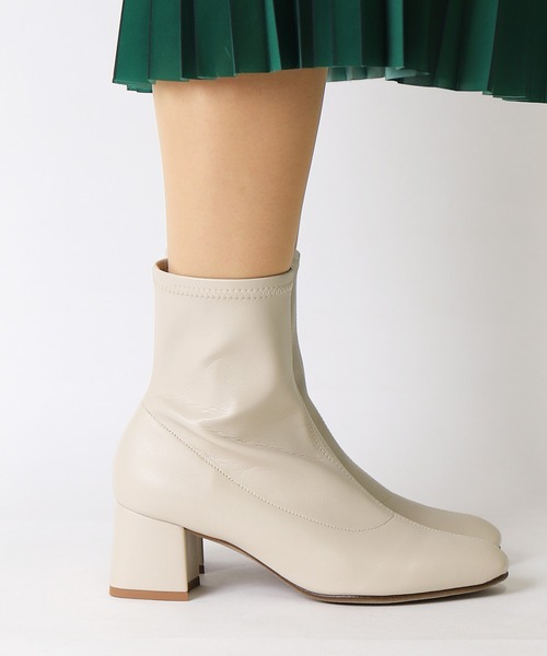 artemis by DIANA（アルテミスバイダイアナ）の「チャンキーヒールストレッチショートブーツ（ブーツ・レディース・ベージュ・L/M/XL/S）」の4枚目の写真