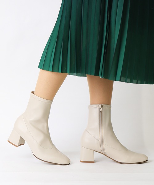 artemis by DIANA（アルテミスバイダイアナ）の「チャンキーヒールストレッチショートブーツ（ブーツ・レディース・ベージュ・L/M/XL/S）」の5枚目の写真