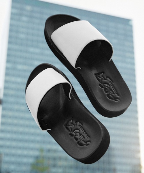 AiRS（エアーズ）の「AiRS/エアーズ 別注 ワンストラップ PUレザーコンフォートサンダル（サンダル・レディース・ホワイト/ブラック/ブラウン/スモークグレー/ブラック系その他/グレイッシュベージュ・23cm/24cm/25cm/26cm/27cm）」の2枚目の写真