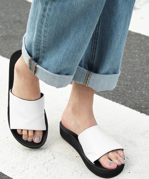 AiRS（エアーズ）の「AiRS/エアーズ 別注 ワンストラップ PUレザーコンフォートサンダル（サンダル・レディース・ホワイト/ブラック/ブラウン/スモークグレー/ブラック系その他/グレイッシュベージュ・23cm/24cm/25cm/26cm/27cm）」の7枚目の写真