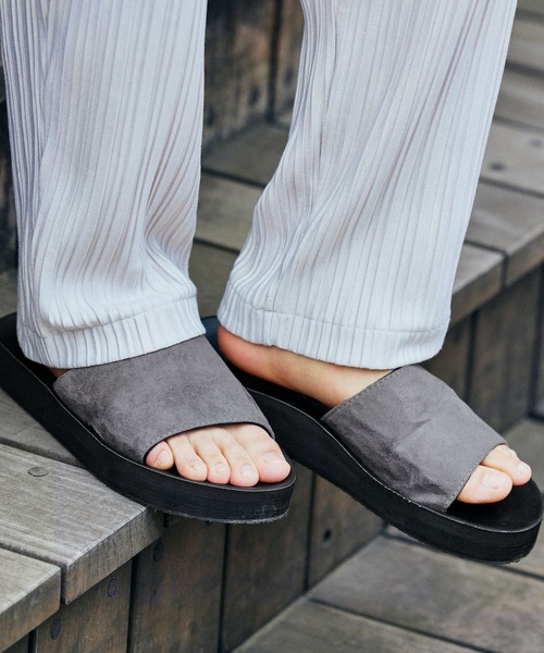 AiRS（エアーズ）の「AiRS/エアーズ 別注 ワンストラップ PUレザーコンフォートサンダル（サンダル・レディース・ホワイト/ブラック/ブラウン/スモークグレー/ブラック系その他/グレイッシュベージュ・23cm/24cm/25cm/26cm/27cm）」の17枚目の写真