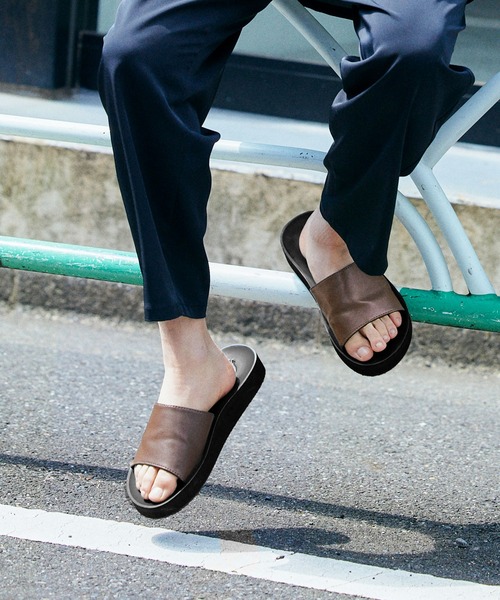 AiRS（エアーズ）の「AiRS/エアーズ 別注 ワンストラップ PUレザーコンフォートサンダル（サンダル・レディース・ホワイト/ブラック/ブラウン/スモークグレー/ブラック系その他/グレイッシュベージュ・23cm/24cm/25cm/26cm/27cm）」の20枚目の写真