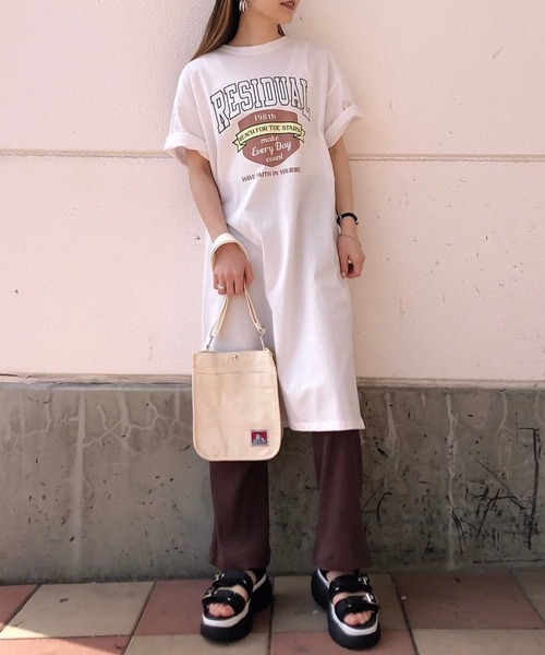 WEGO（ウィゴー）の「WEGO/プリントスリットロングワンピース（ワンピース・レディース・スミクロ/ブルー/ホワイト/ネイビー/ライトベージュ/ホワイト系その他・FREE）」の2枚目の写真