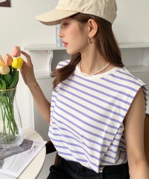 moment+（モーメントプラス）の「綿100％天竺.無地＆ボーダーショルダータックノースリーブTシャツ（タンクトップ・レディース・ブラック/ベージュ/オフホワイト/杢グレー/グレイッシュベージュ/グリーン/クリアグリーン/ターコイズブルー/イエロー×グリーン/ピンク/オレンジ/モカ/ラベンダー/ベージュ系その他/レッド/ブラック系その他/ブルー/グレー/オートミール/チャコールグレー・M/L）」の16枚目の写真