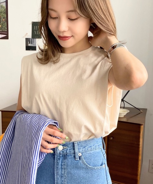 moment+（モーメントプラス）の「綿100％天竺.無地＆ボーダーショルダータックノースリーブTシャツ（タンクトップ・レディース・ブラック/ベージュ/オフホワイト/杢グレー/グレイッシュベージュ/グリーン/クリアグリーン/ターコイズブルー/イエロー×グリーン/ピンク/オレンジ/モカ/ラベンダー/ベージュ系その他/レッド/ブラック系その他/ブルー/グレー/オートミール/チャコールグレー・M/L）」の8枚目の写真