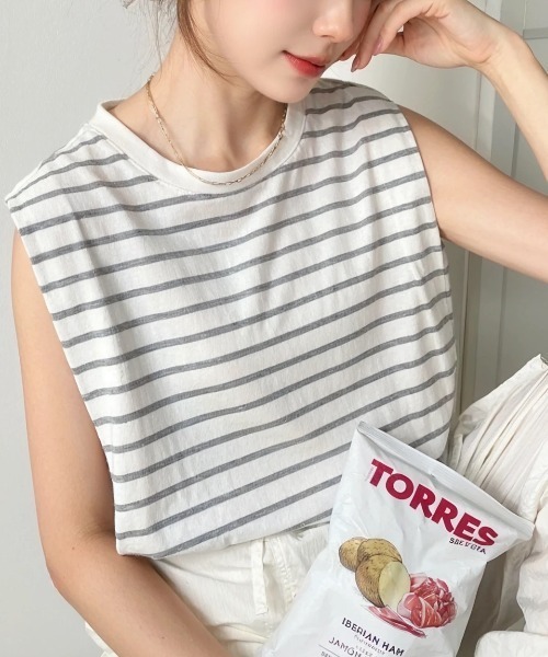 moment+（モーメントプラス）の「綿100％天竺.無地＆ボーダーショルダータックノースリーブTシャツ（タンクトップ・レディース・ブラック/ベージュ/オフホワイト/杢グレー/グレイッシュベージュ/グリーン/クリアグリーン/ターコイズブルー/イエロー×グリーン/ピンク/オレンジ/モカ/ラベンダー/ベージュ系その他/レッド/ブラック系その他/ブルー/グレー/オートミール/チャコールグレー・M/L）」の5枚目の写真