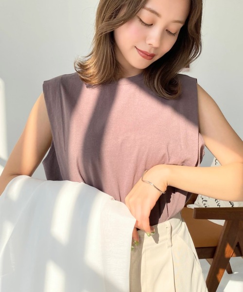 moment+（モーメントプラス）の「綿100％天竺.無地＆ボーダーショルダータックノースリーブTシャツ（タンクトップ・レディース・ブラック/ベージュ/オフホワイト/杢グレー/グレイッシュベージュ/グリーン/クリアグリーン/ターコイズブルー/イエロー×グリーン/ピンク/オレンジ/モカ/ラベンダー/ベージュ系その他/レッド/ブラック系その他/ブルー/グレー/オートミール/チャコールグレー・M/L）」の7枚目の写真