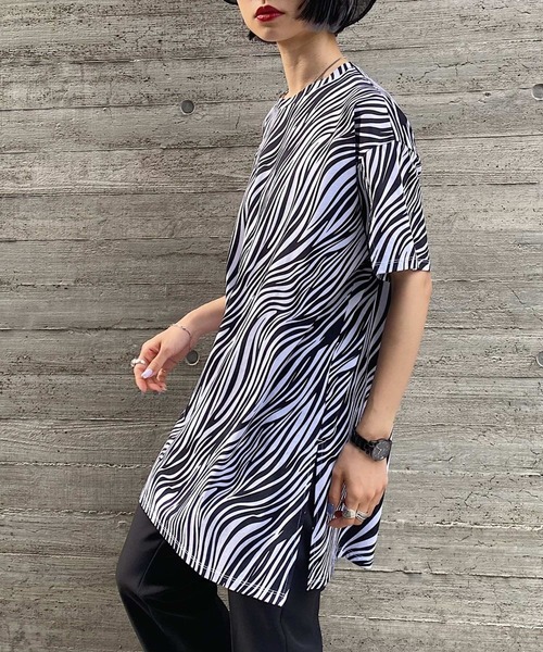 PAGEBOY(ページボーイ)の「スリットデザインBIGTシャツ(Tシャツ/カットソー・レディース・ブラック/オフホワイト/ゼブラ・FREE)」の3枚目の写真