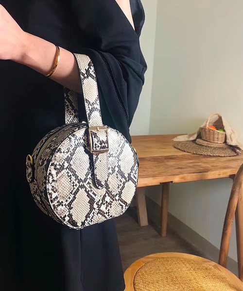 me+em select（ミームセレクト）の「【 2WAY 】サークルクロコハンドルショルダーバッグ（ショルダーバッグ・レディース・ブラック/ベージュ/キャメル/ベージュ×ブラック・FREE）」の4枚目の写真